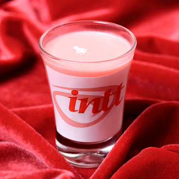 Intt Strawberry, 30 мл, Массажная свеча для поцелуев с ароматом клубники и другие товары Intt с фото