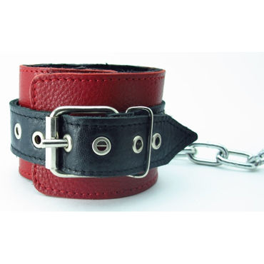 BDSM Арсенал кожаные наручники с натуральным мехом и пряжкой, красно-черные - На регулируемых ремешках - купить в секс шопе