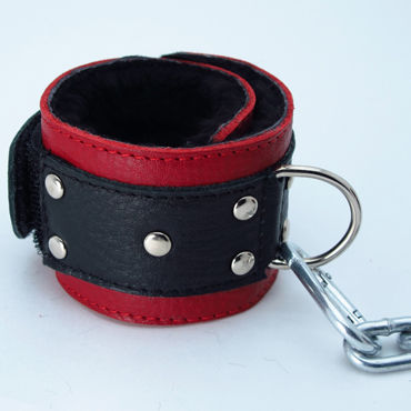 BDSM Арсенал кожаные наручники с натуральным мехом, красно-черные - Фиксируются при помощи липучек - купить в секс шопе