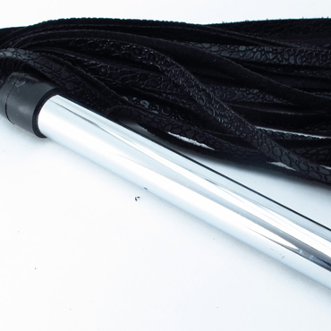 BDSM Арсенал Плетка с металлической ручкой, черная - С хвостами из искуственной кожи - купить в секс шопе