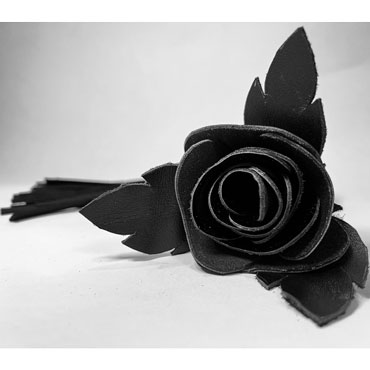 BDSM Арсенал Плеть Роза лаковая с замшевыми хвостами, черная - С навершием в виде розы - купить в секс шопе