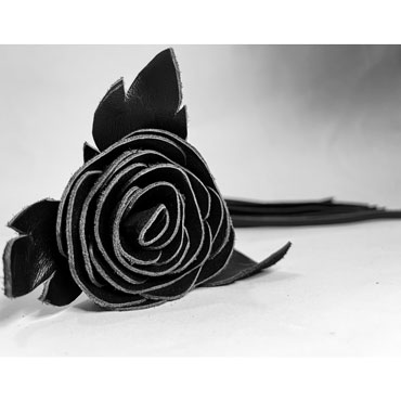 BDSM Арсенал Плеть Роза с кожаными хвостами, черная - С навершием в виде розы - купить в секс шопе